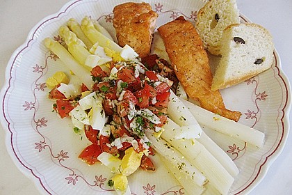 Spargel mit Tomaten - Vinaigrette und Ei 1