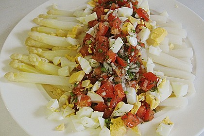 Spargel mit Tomaten - Vinaigrette und Ei 2