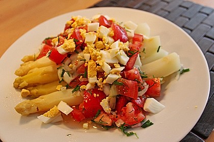 Spargel mit Tomaten - Vinaigrette und Ei 7