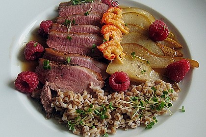 Entenbrust in Birnen - Senf - Sauce mit Flusskrebsen und Dinkel 3