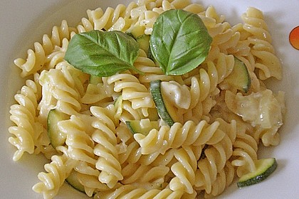 Spaghetti il caprino e zucchini