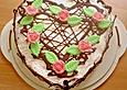 Frische Erdbeersahnetorte mit Schokoladengitter