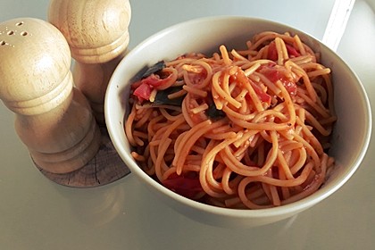 Nudeln mit marinierten Cherrytomaten und Frischkäse 26