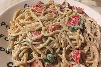 Nudeln mit marinierten Cherrytomaten und Frischkäse 32