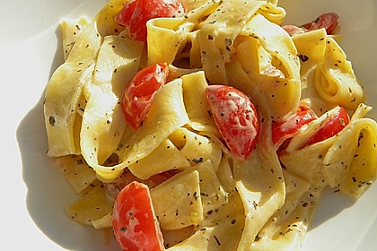 Nudeln mit marinierten Cherrytomaten und Frischkäse 38