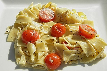 Nudeln mit marinierten Cherrytomaten und Frischkäse 36