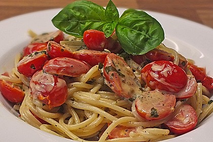 Nudeln mit marinierten Cherrytomaten und Frischkäse
