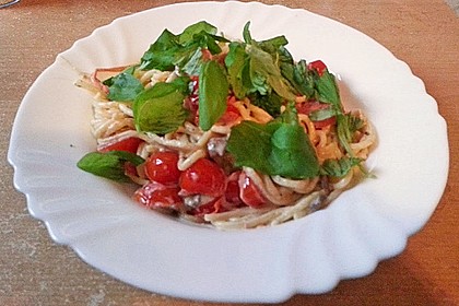 Nudeln mit marinierten Cherrytomaten und Frischkäse 52