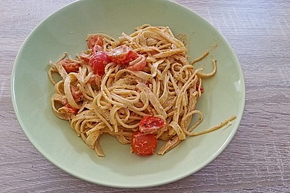 Nudeln mit marinierten Cherrytomaten und Frischkäse 50