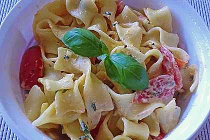 Nudeln mit marinierten Cherrytomaten und Frischkäse 48