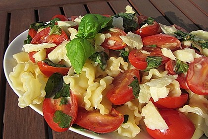 Nudeln mit marinierten Cherrytomaten und Frischkäse 2
