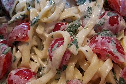Nudeln mit marinierten Cherrytomaten und Frischkäse 22