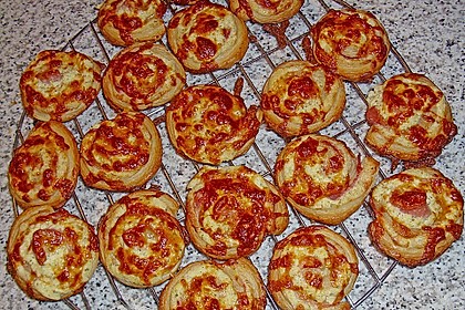 Mini - Pizzaschnecken aus Bl&auml;tterteig 2