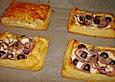 Bl&auml;tterteig mit mildem Schafsk&auml;se, Zwiebeln und Oliven