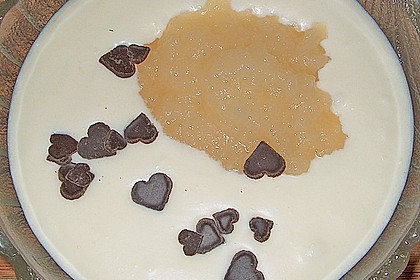 Wei&szlig;e Mousse au chocolat mit Birnenmus