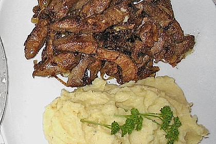 Geschnetzelte Zwiebelleber mit Kartoffelp&uuml;ree