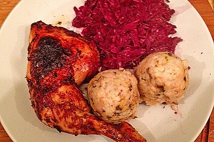 H&auml;hnchenschenkel mit Kl&ouml;&szlig;en, Rotkohl, Kartoffeln und brauner So&szlig;e