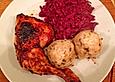 H&auml;hnchenschenkel mit Kl&ouml;&szlig;en, Rotkohl, Kartoffeln und brauner So&szlig;e