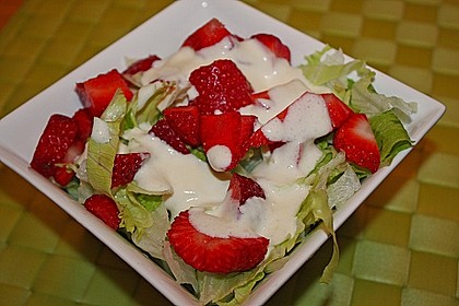 Eisbergsalat mit Erdbeeren
