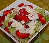Eisbergsalat mit Erdbeeren (Bild)