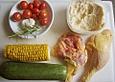 Gef&uuml;llte Maish&auml;hnchenkeule auf Zucchinijulienne mit Schmortomaten und Mais