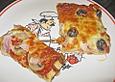 Pizza, halb mit Thunfisch und Zwiebeln und halb mit Schinken und Pilzen belegt