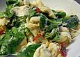 K&auml;setortellinisalat mit Rucola