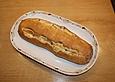 Gerolltes Zwiebelbrot mit Frischk&auml;se