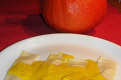 Gef&uuml;llte Nudeln mit K&uuml;rbisf&uuml;llung und K&uuml;rbissauce