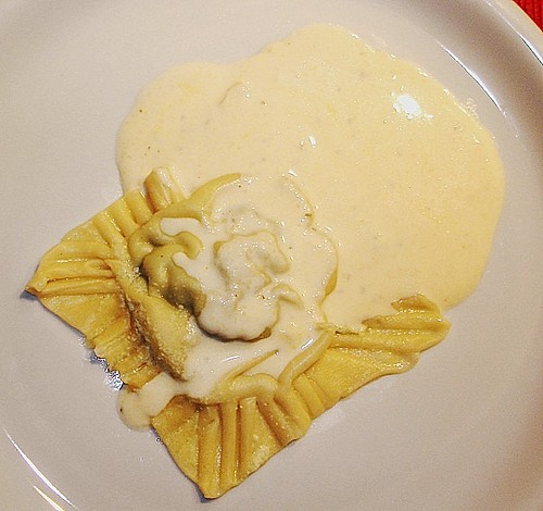 Gefüllte Nudeln mit Spinat und Ricotta in einer Parmesan - Sahne ...