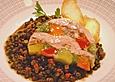 Gefl&uuml;gels&uuml;lzchen auf buntem Linsensalat