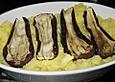&Uuml;berbackene Auberginen mit Linsen- und Kichererbsensprossenf&uuml;llung auf Kartoffelp&uuml;ree