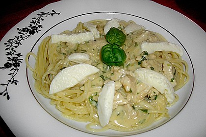 Basilikum - Sauce mit H&auml;hnchen und Mozzarella