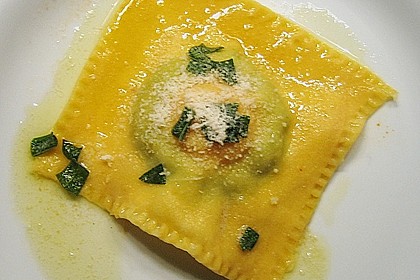 Raviolo mit frischem Eigelb und frittiertem Salbei auf Strauchtomatensauce und gehobeltem Tr&uuml;ffel