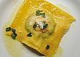 Raviolo mit frischem Eigelb und frittiertem Salbei auf Strauchtomatensauce und gehobeltem Tr&uuml;ffel