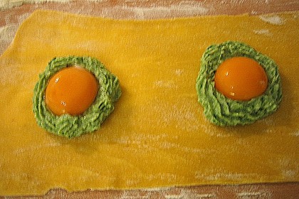 Raviolo mit frischem Eigelb und frittiertem Salbei auf Strauchtomatensauce und gehobeltem Tr&uuml;ffel 1