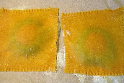 Raviolo mit frischem Eigelb und frittiertem Salbei auf Strauchtomatensauce und gehobeltem Tr&uuml;ffel 2