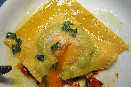 Raviolo mit frischem Eigelb und frittiertem Salbei auf Strauchtomatensauce und gehobeltem Tr&uuml;ffel 3