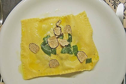 Raviolo mit frischem Eigelb und frittiertem Salbei auf Strauchtomatensauce und gehobeltem Tr&uuml;ffel 4