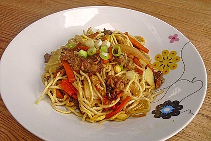 Chinesische Nudelpfanne mit Hackfleisch