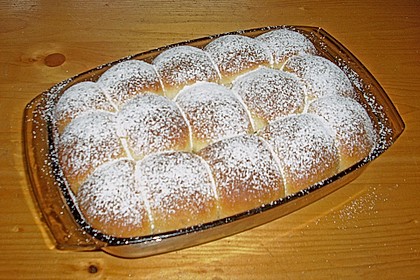 Buchteln mit Marmeladenfüllung 8