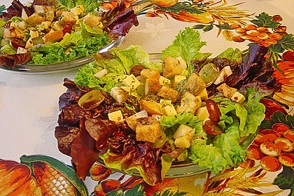 Herbstsalat mit N&uuml;ssen, K&auml;se und Birnen