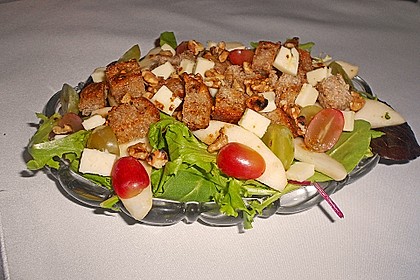 Herbstsalat mit N&uuml;ssen, K&auml;se und Birnen 1