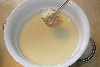 Steirisches K&auml;sefondue mit Zirbenschnaps
