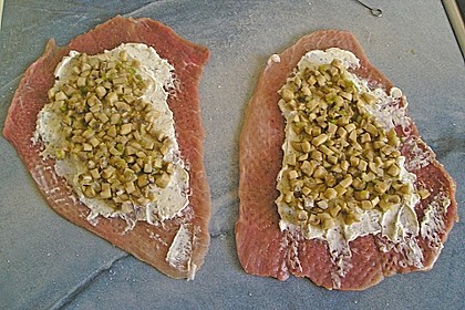 Schweineroulade mit Pilz - K&auml;sef&uuml;llung und Baconh&uuml;lle 1