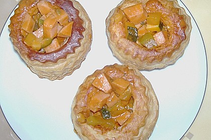 Bunt gef&uuml;llter Bl&auml;tterteig mit Tomatenso&szlig;e