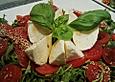 Mozzarella auf Rucolabeet mit Orangen - Balsamico - Vinaigrette und ger&ouml;stetem Sesam