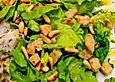 Eichblattsalat mit Pinienkernen und Cro&ucirc;tons