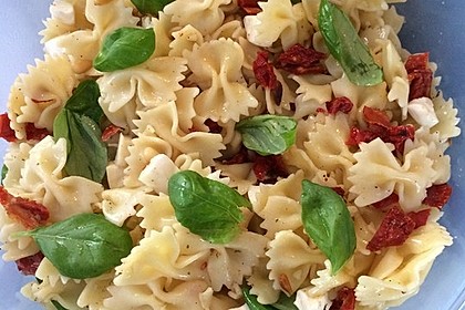 Nudelsalat mit getrockneten Tomaten, Pinienkernen, Schafskäse und Basilikum 40