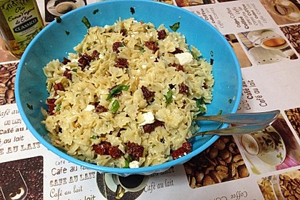 Nudelsalat mit getrockneten Tomaten, Pinienkernen, Schafskäse und Basilikum 41